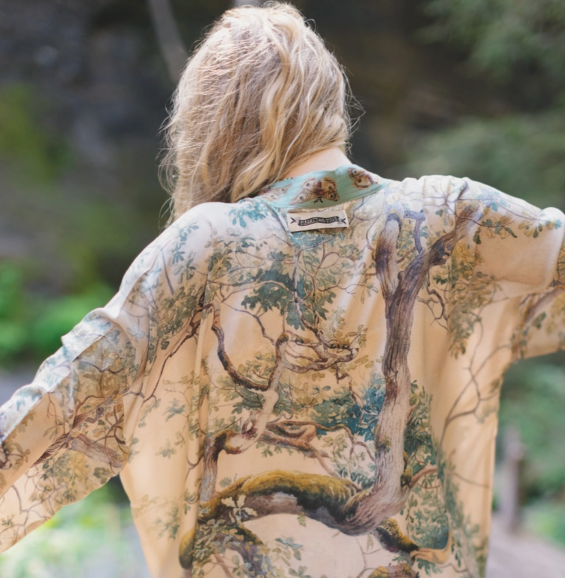 Market of Stars ..... Earth & Sky cropped kimono