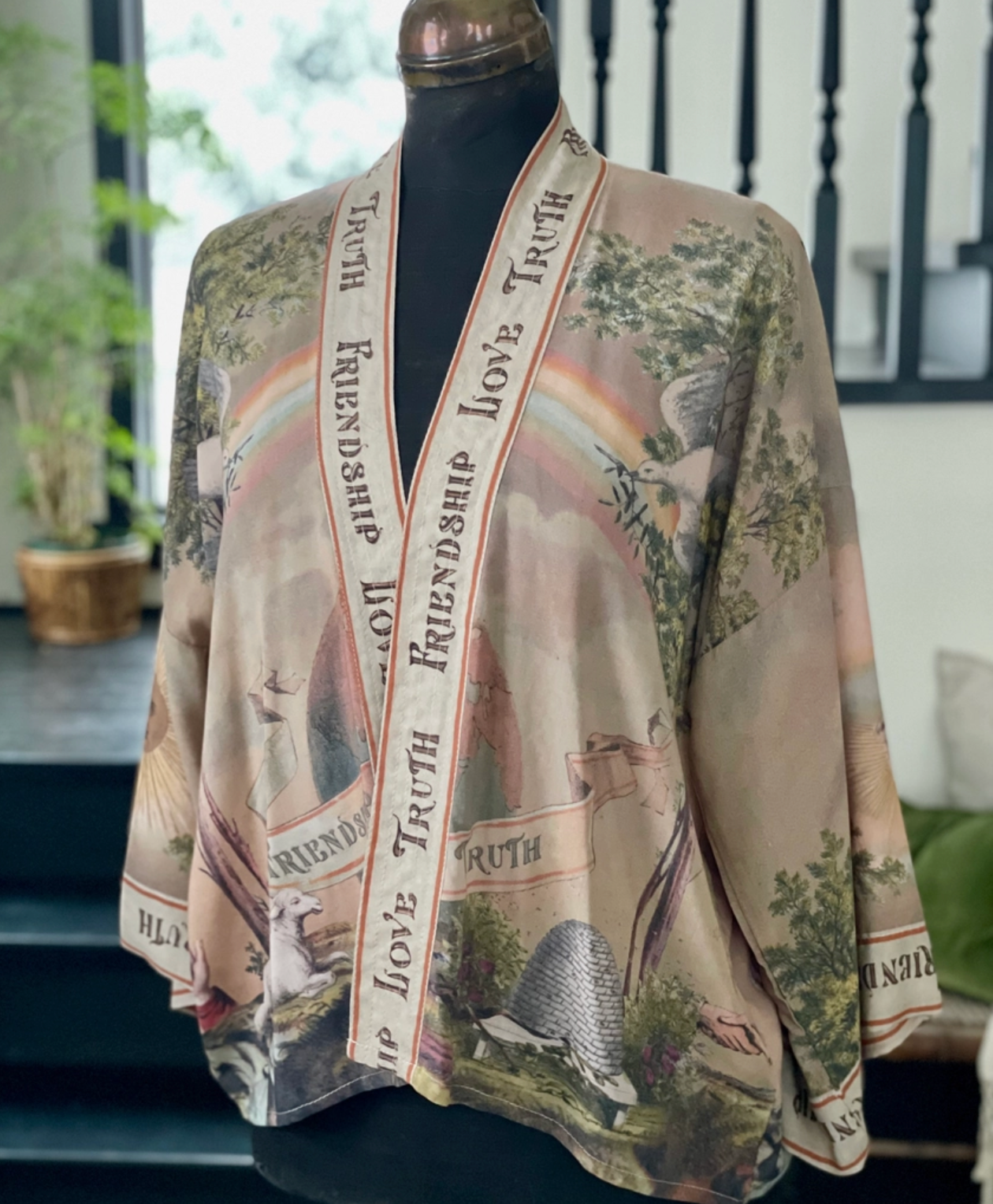 Market of Stars ..... Friendship Love & Truth Vintage cropped kimono