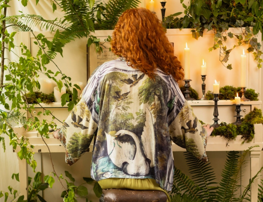 Market of Stars ..... Theatre of Dreams Cropped Kimono