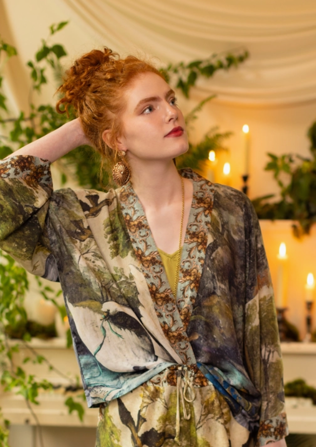 Market of Stars ..... Theatre of Dreams Cropped Kimono