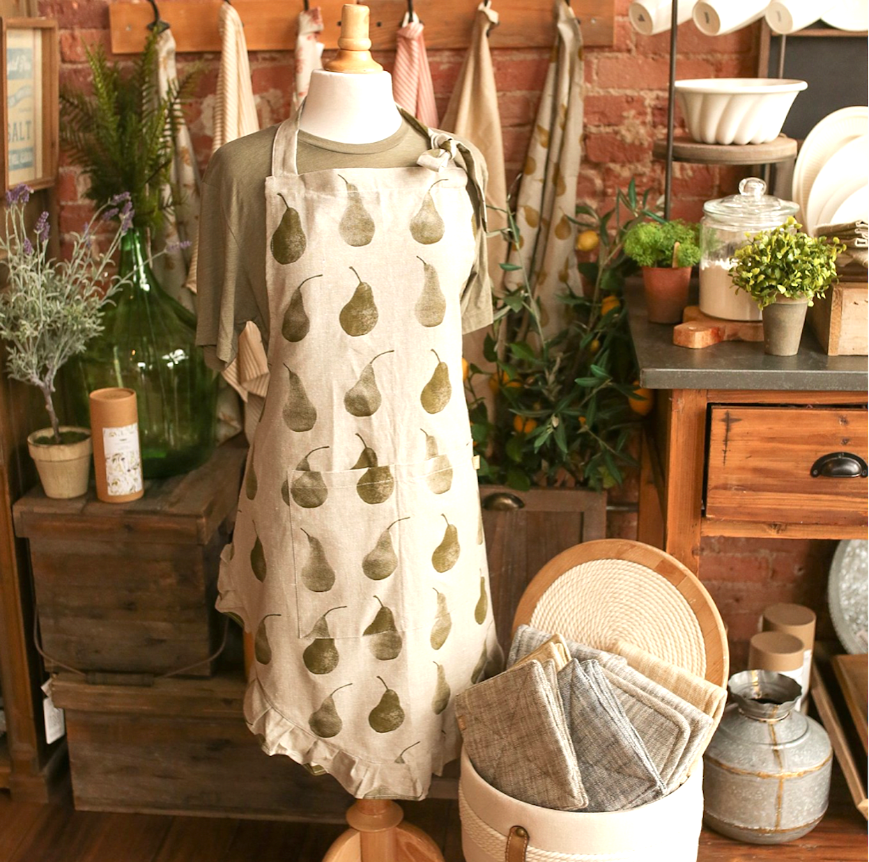 sassy frilled apron with pears